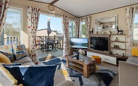 Retreat At The Lake - Fishing Lakes, Heated Outdoor Swimming Pool 500Yrds On Sister Park , Pool Open May To September